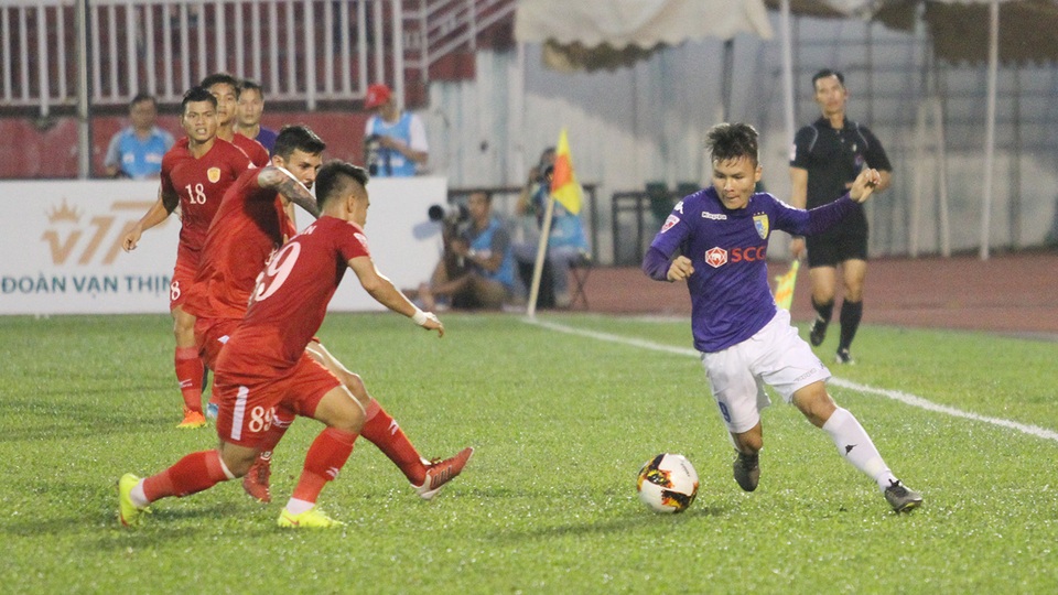 Vòng 5 V-League 2017: Thanh Hoá và Hà Nội FC tiếp tục cạnh tranh ngôi đầu - 1 Hà Nội FC (áo xanh) có nhiều ưu thế trước SHB Đà Nẵng ở vòng 5 (ảnh: Trọng Vũ)