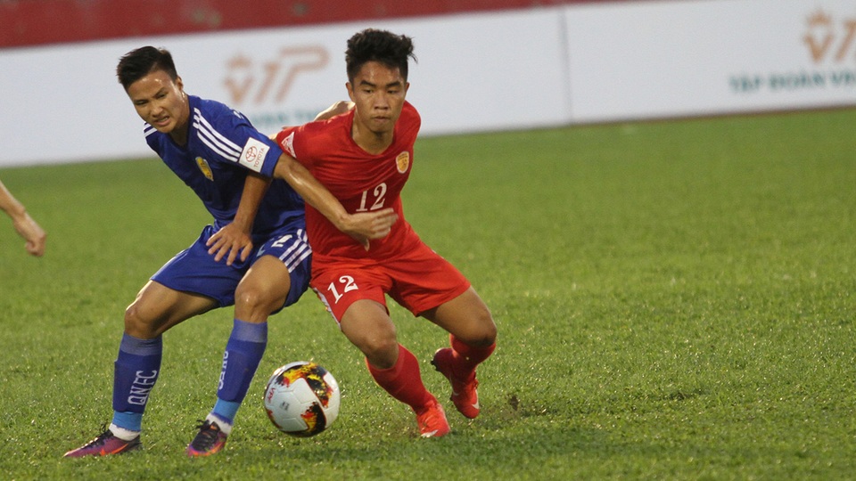 Quảng Nam (áo xanh) có cơ hội chiếm ngôi đầu (ảnh: Trọng Vũ)