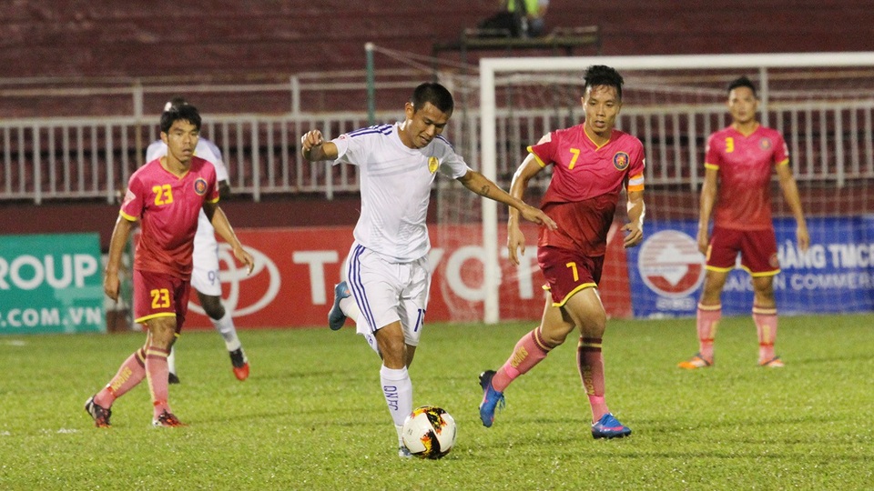 Vòng 24 V-League 2017: CLB Quảng Nam chiếm lợi thế để vô địch - 1 CLB Quảng Nam vẫn có nhiều lợi thế nhất trong cuộc đua đến ngôi vô địch (ảnh: Trọng Vũ)