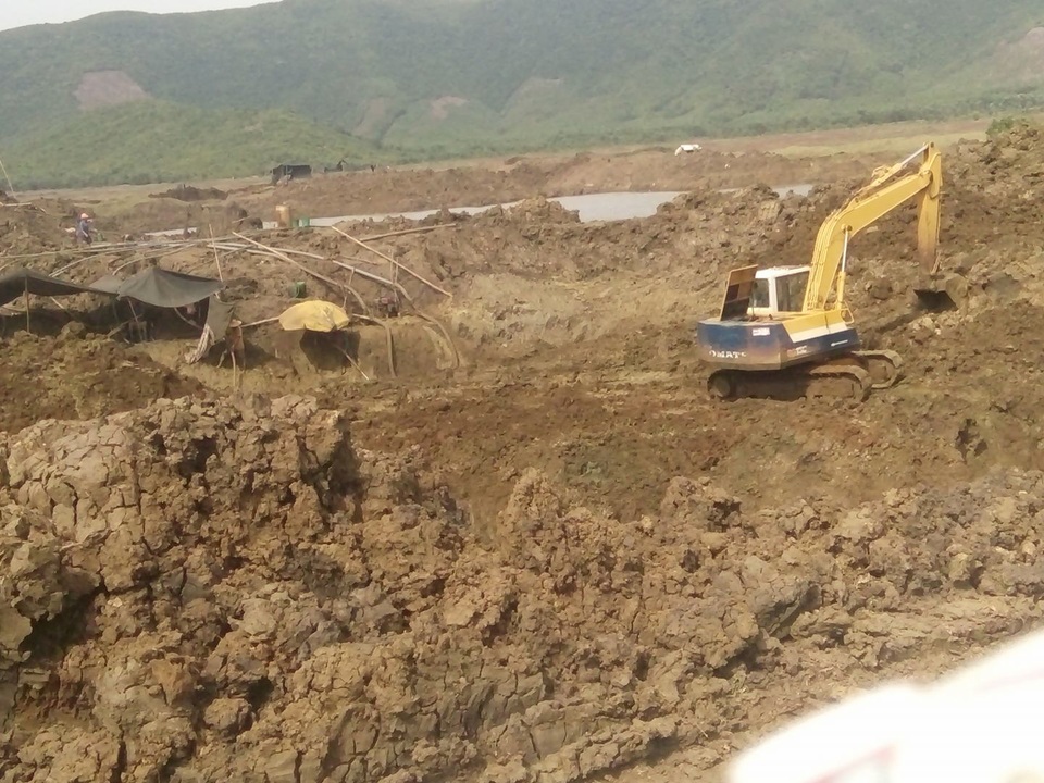 Thanh Hóa: "Quặng tặc" ngang nhiên lộng hành - 2 Việc khai thác diễn ra rất công khai
