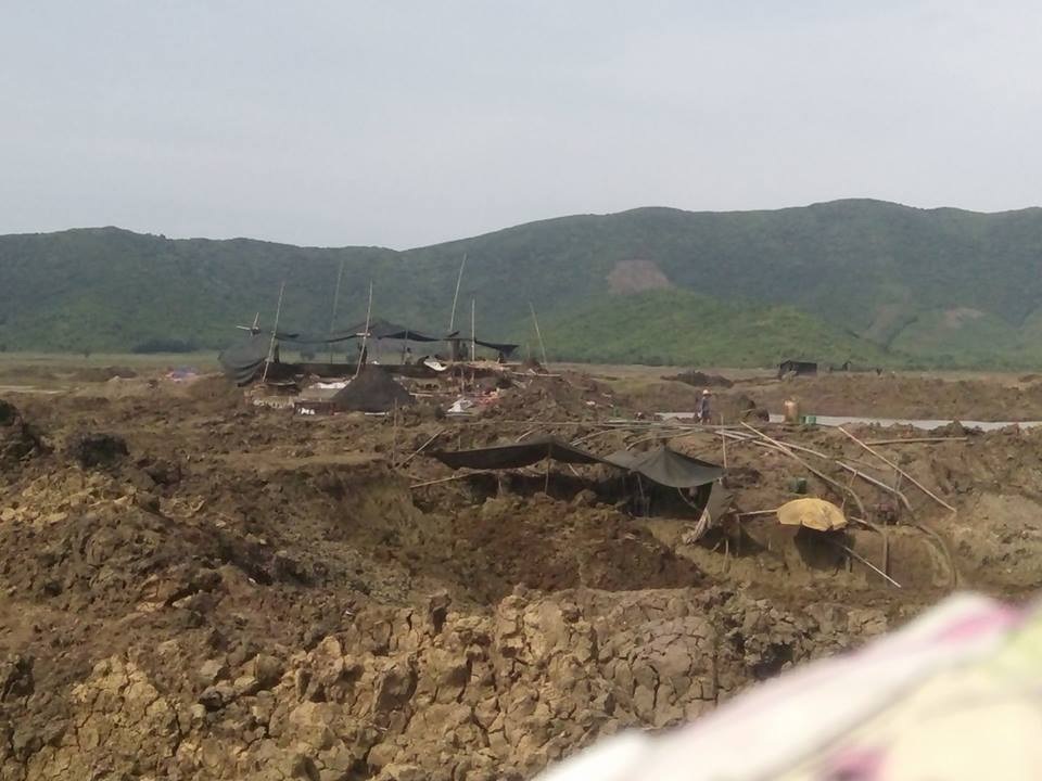 Thanh Hóa: "Quặng tặc" ngang nhiên lộng hành - 1 Dù làm văn bản xin dừng khai thác nhưng cty vẫn mang máy ra cày xới cả một vùng đồi