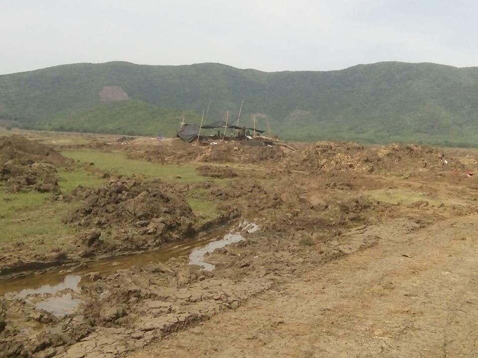 Thanh Hóa: "Quặng tặc" ngang nhiên lộng hành - 3 Cả vùng đồi bị cày xới tan hoang