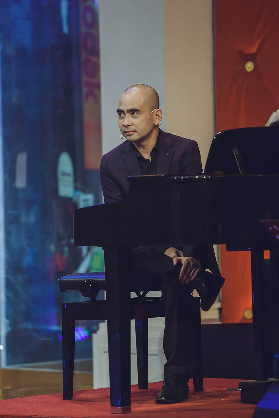 Khi nhạc sĩ Đức Trí chia sẻ thích yêu những cô gái có chiều cao nổi bật, anh lập tức bị Trấn Thành trêu: “Đó là lí do có rất nhiều cô Hà đi qua đời anh”.