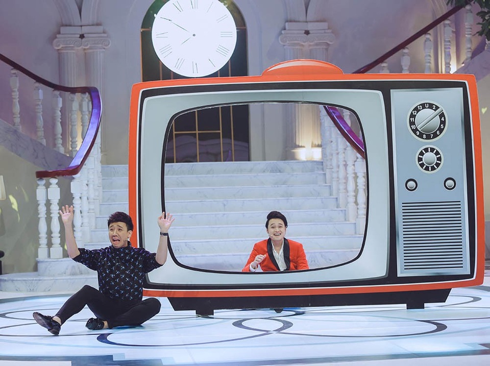 Quang Vinh chơi trò “Tivi vạn năng” cùng Trấn Thành.