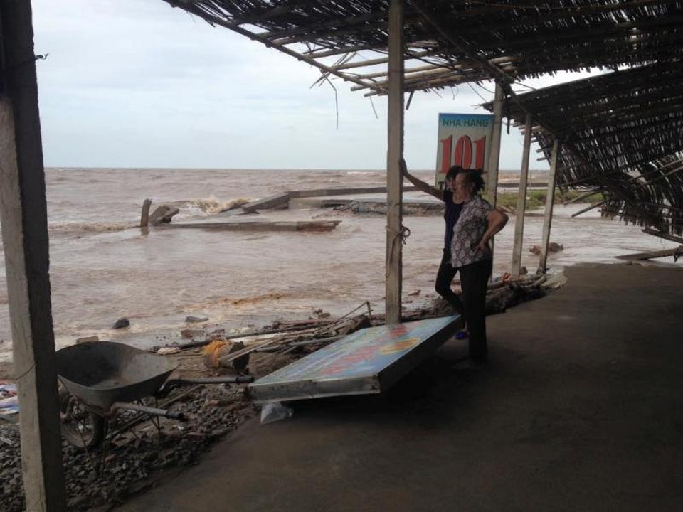 Đường dọc biển tan hoang sau đợt triều cường lịch sử - 10 Người dân thẫn thờ sau đợt triều cường khủng khiếp (ảnh: Nguyễn Thanh Son)