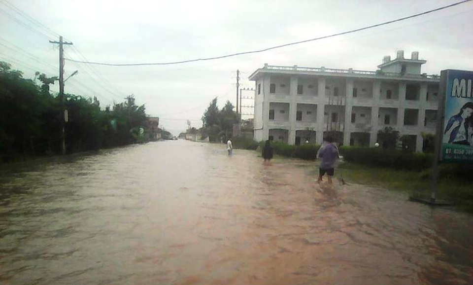 Nước biển dâng cao đột ngột, nhiều vùng ngập nặng - 10
Nước biển dâng cao gây ngập lụt khiến người dân đi lại vô cùng khó khăn (ảnh: Phùng Thành)