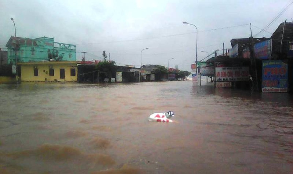 Nước biển dâng cao đột ngột, nhiều vùng ngập nặng - 7 Đường vào bãi tắm Quất Lâm bị ngập (ảnh: Phùng Thành)