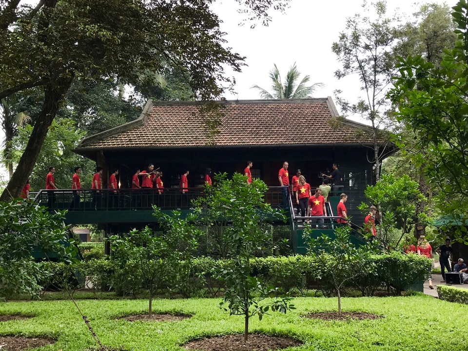 Anh Tú và các bạn trẻ quốc tế thăm Nhà sàn Bác Hồ.