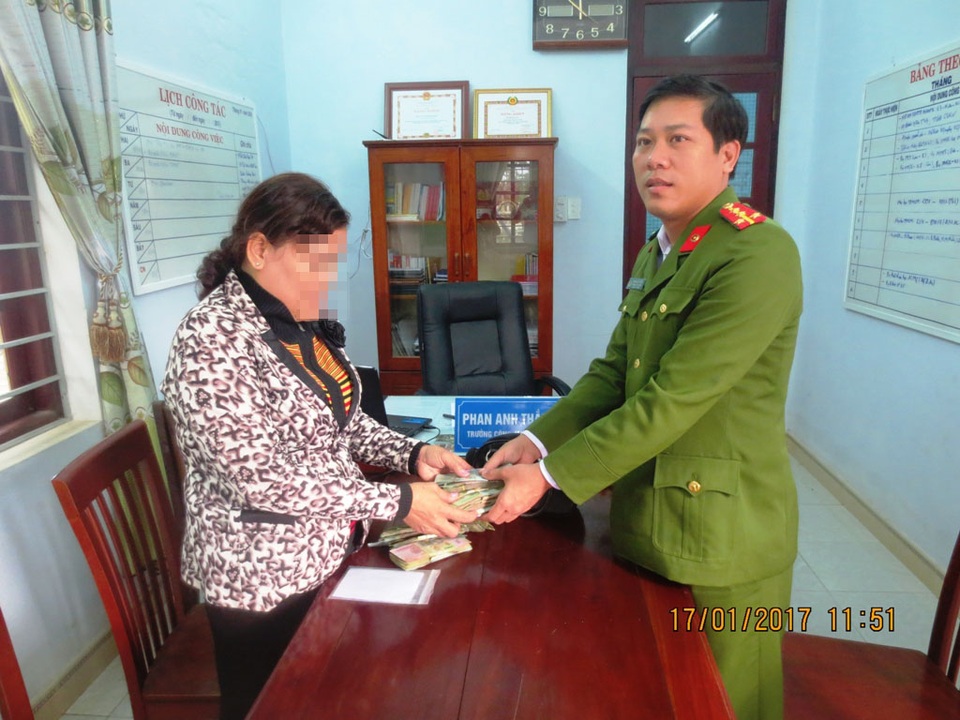 
Công an thị trấn Ái Nghĩa đang bàn giao lại tài sản cho bà Y.
