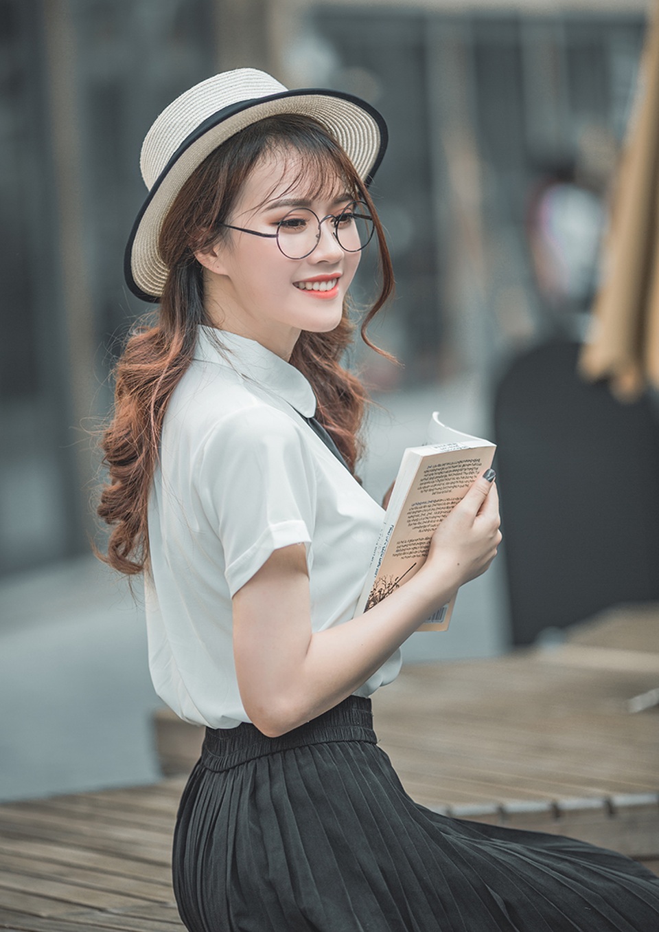 Á khôi Nữ sinh Việt Nam 2016 từng bị "gạ gẫm, đề nghị khiếm nhã" - 7 Mai Phương chia sẻ: Hiện tại, ngoài việc đi học, mình còn đi chụp lookbook cho các thương hiệu, quay TVC, làm cộng tác viên cho một kênh truyền hình.