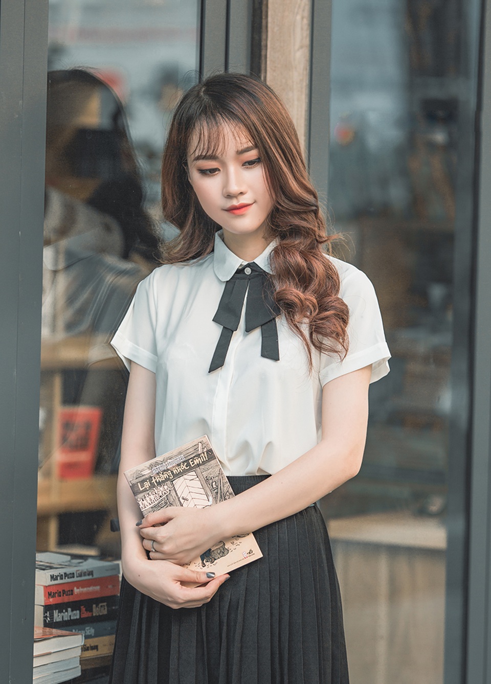 Á khôi Nữ sinh Việt Nam 2016 từng bị "gạ gẫm, đề nghị khiếm nhã" - 4 Phương kể: Sau khi trở thành Á khôi mình nhận được rất nhiều lời đề nghị khiếm nhã, từ nhắn tin, gọi điện, đến gạ gẫm qua Facebook. Lúc đầu thì mình cũng khá sốc nhưng sau đó bình tĩnh lại, mình lịch sự từ chối. Nếu họ tiếp tục thì mình thẳng thắn phản đối hoặc lờ đi không trả lời nữa.