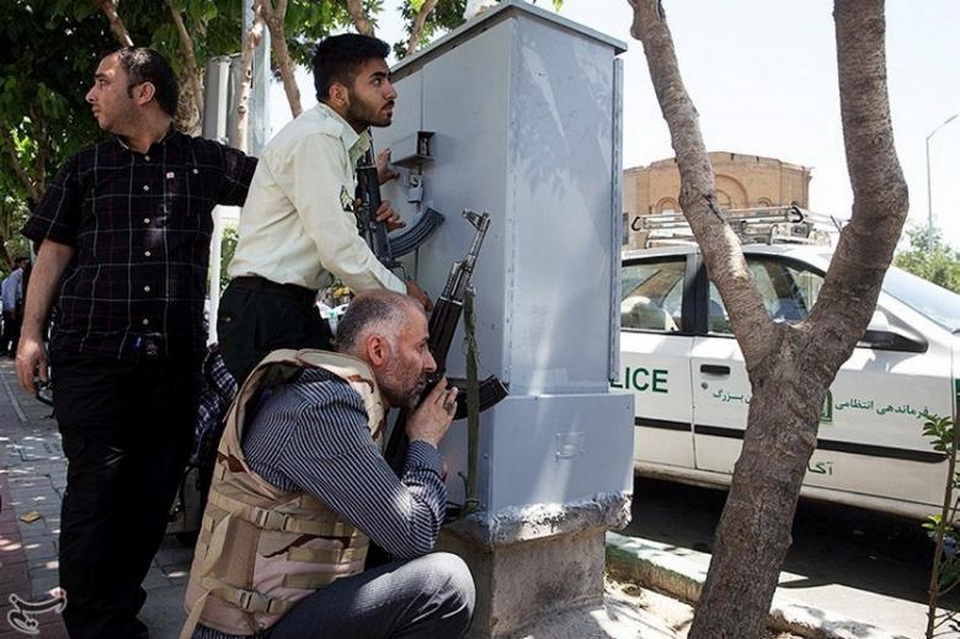 Hiện trường vụ tấn công táo tợn tại quốc hội Iran - 16 Hiện trường vụ tấn công táo tợn tại quốc hội Iran - 16