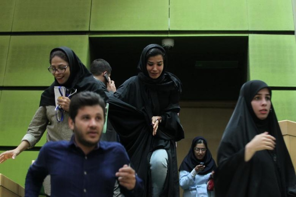 Hiện trường vụ tấn công táo tợn tại quốc hội Iran - 5
Mọi người vội vàng sơ tán khỏi tòa nhà