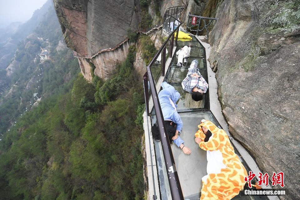 Những hình ảnh được chụp từ thiết bị bay không người lái drone khiến người xem rợn tóc gáy