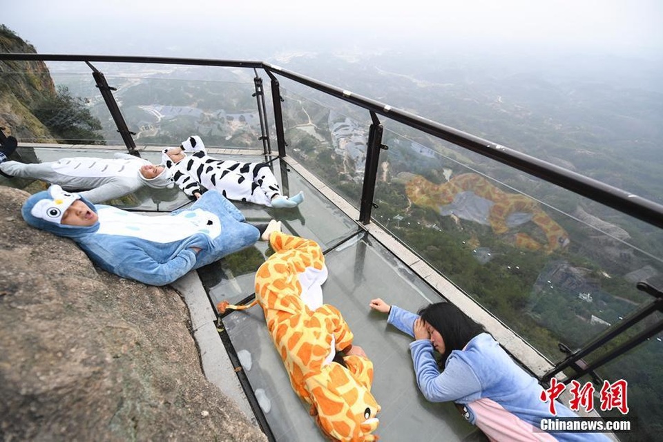 Địa điểm diễn ra là cây cầu đáy kính nổi tiếng ở Hồ Nam