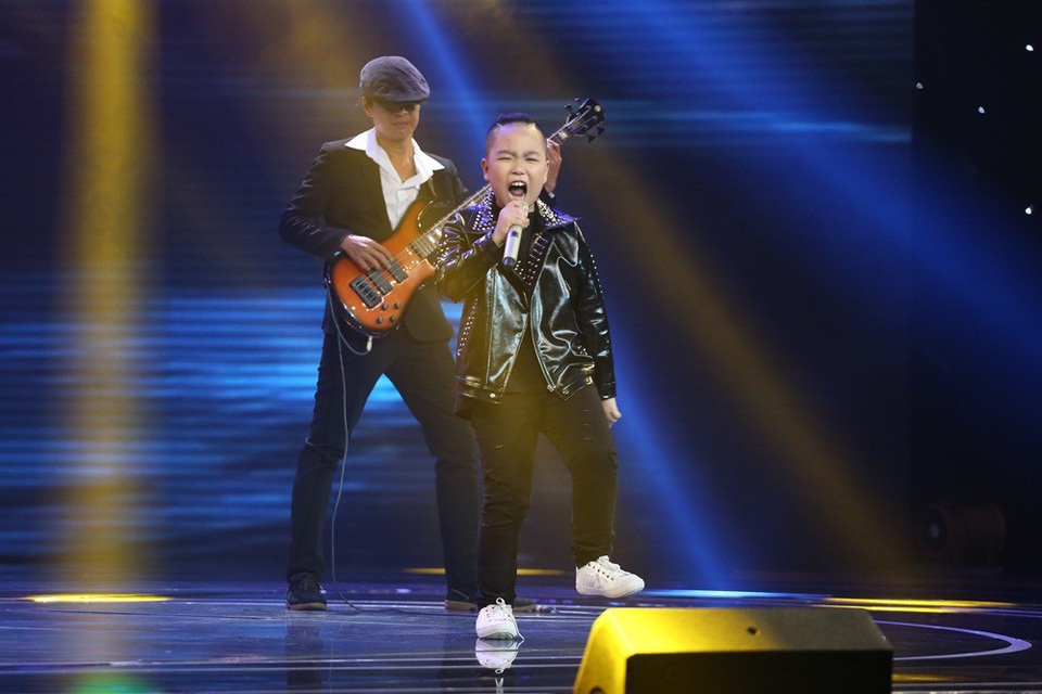 Đêm Chung kết, Quốc Thái mở màn với ca khúc “Người mẹ” với sự hỗ trợ của hai nghệ sĩ trong nhóm nhạc rock UNLIMITED.