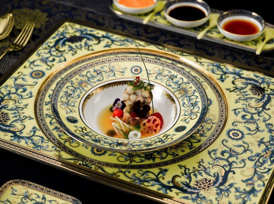 Mỗi chi tiết, mỗi nét hoa văn trên từng vật phẩm đều được tính toán và chăm chút kỹ lưỡng. Những chiếc đĩa ăn được phủ men cao cấp, láng bóng trong mọi nguồn ánh sáng, nhìn xa thấy đẹp và ở gần cũng đẹp. Các nghệ nhân đã dùng loại men tinh tuyển để bộ đồ được bọc lớp vỏ trong suốt như ngọc, càng nhìn càng đẹp và càng sâu lắng, sờ lên không một gợn nhỏ và không bị ảnh hưởng bởi chất chua, mặn của thức ăn.