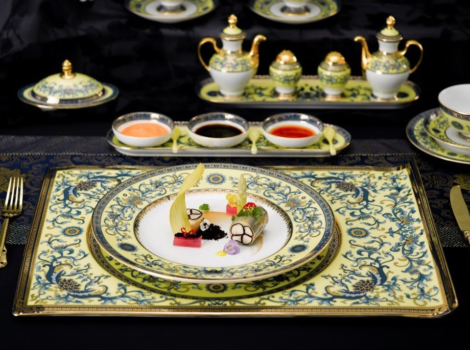 Nguyên liệu đất để chế tác được hội tụ từ nhiều địa danh trên thế giới. Trong đó, 40% là đất từ các mỏ cao lanh tại Việt Nam, được tuyển chọn từ cả ba vùng miền. Còn lại, là đất được tinh tuyển từ các mỏ đất quý ở 10 quốc gia.