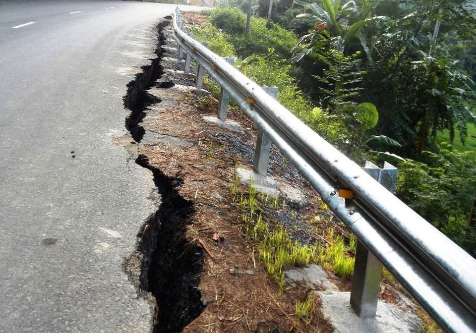 Vào khoảng tháng 8/2016, đoạn đường này cũng đã từng xảy ra hiện tượng nứt tương tự. Nhiều hộ dân gần hiện trường cũng đã được di dời để đảm bảo an toàn. Vị trí nứt đã được khắc phục sau đó.