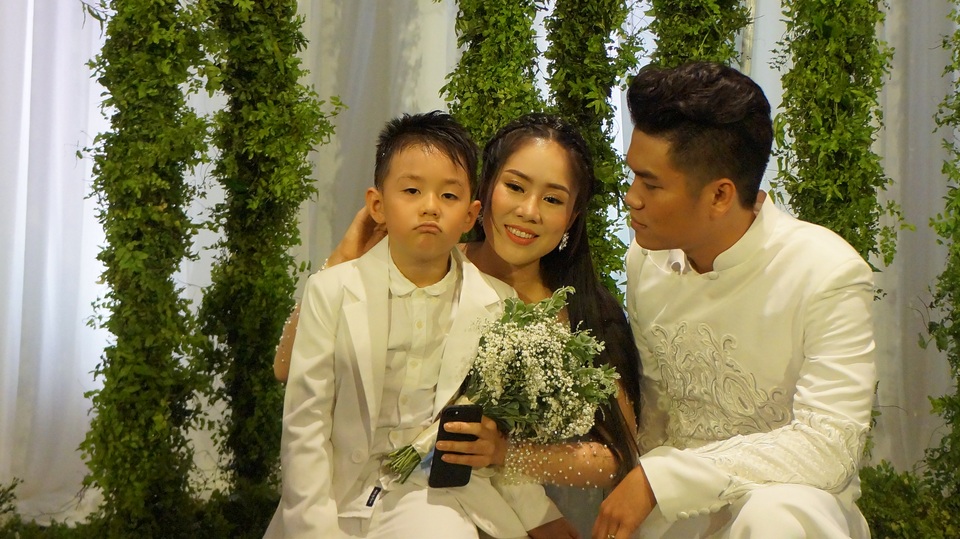 "Tình cũ" Quý Bình vui vẻ đến dự đám cưới Lê Phương - 23 Bé Cà Pháo vui vẻ, tinh nghịch trong suốt tiệc cưới của mẹ