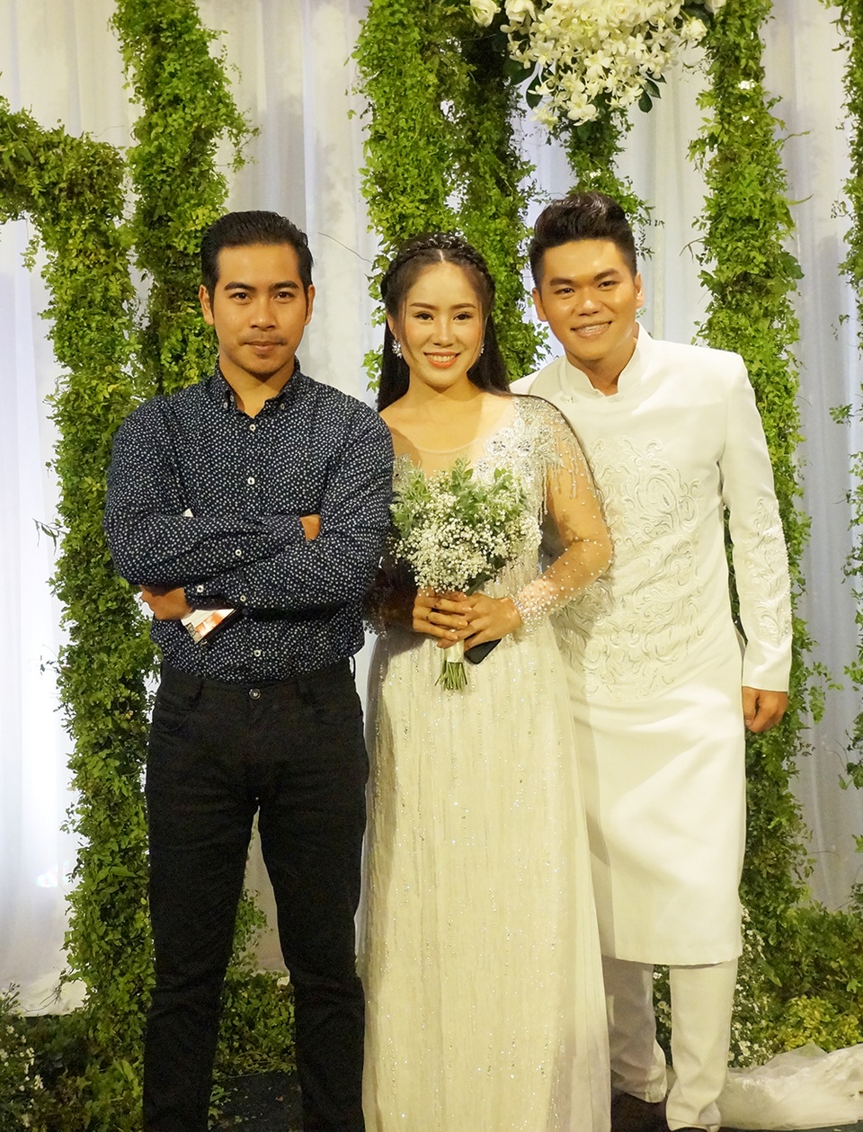 "Tình cũ" Quý Bình vui vẻ đến dự đám cưới Lê Phương - 22 Diễn viên Thanh Bình cho biết vợ Ngọc Lan bận quay nên anh chỉ đi một mình