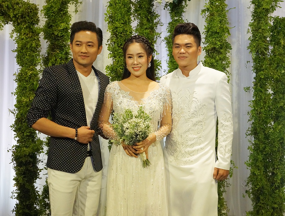 "Tình cũ" Quý Bình vui vẻ đến dự đám cưới Lê Phương - 1
Sự có mặt của Quý Bình trong hôn lễ của người yêu cũ ngay lập tức gây chú ý.