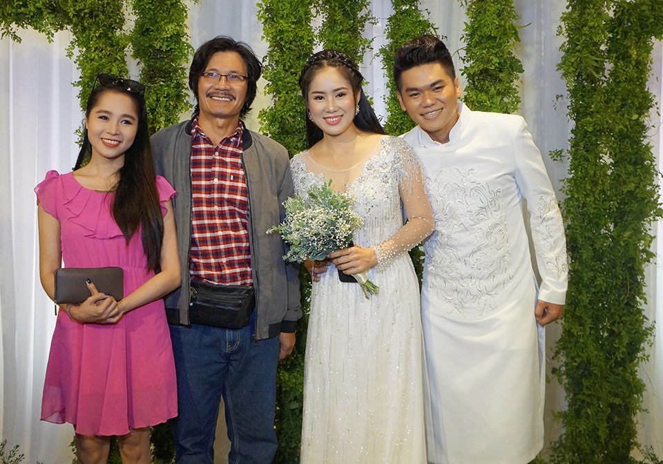 "Tình cũ" Quý Bình vui vẻ đến dự đám cưới Lê Phương - 16 Đạo diễn Công Ninh đến chúc mừng vợ chồng Lê Phương