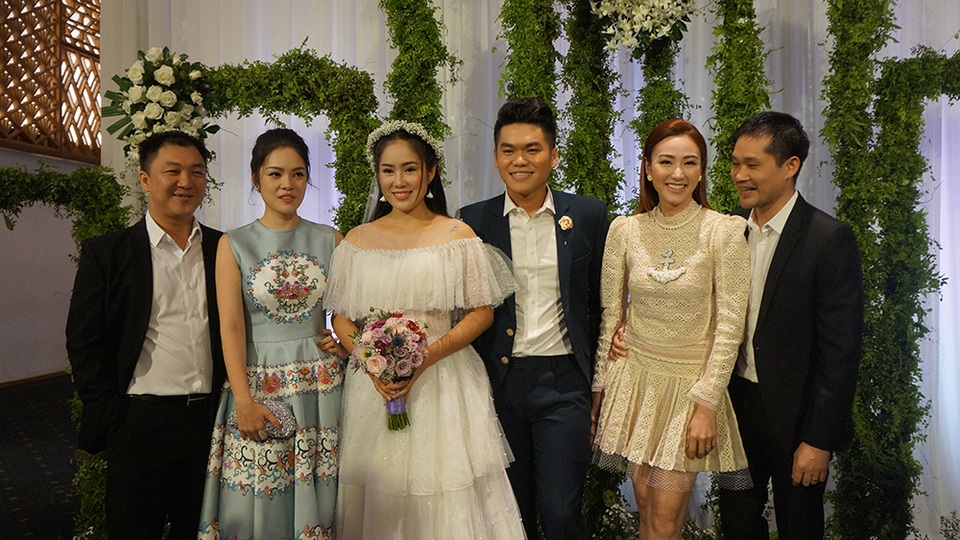 "Tình cũ" Quý Bình vui vẻ đến dự đám cưới Lê Phương - 6 Diễn viên Dương Cẩm Lynh và Ngân Khánh đều đến dự đám cưới cùng ông xã