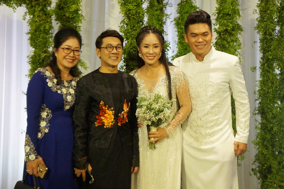 "Tình cũ" Quý Bình vui vẻ đến dự đám cưới Lê Phương - 7 Nghệ sĩ Thành Lộc chọn trang phục cầu kỳ đi dự tiệc cưới