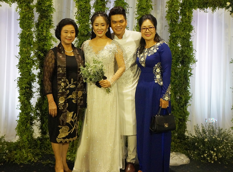 "Tình cũ" Quý Bình vui vẻ đến dự đám cưới Lê Phương - 8 "Tình cũ" Quý Bình vui vẻ đến dự đám cưới Lê Phương - 8