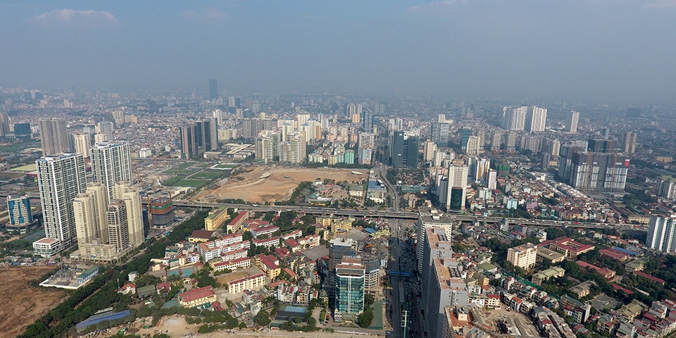 Dày đặc cao ốc bóp nghẹt trục đường hướng tâm Hà Nội - 2
Ở góc nhìn đại cảnh từ trên cao cho thấy mật độ cao ốc dày đặc ở khu vực Trung Hòa - Nhân Chính. Khu vực này cũng là điểm đầu của đường Lê Văn Lương.
