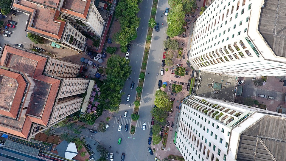 Dày đặc cao ốc bóp nghẹt trục đường hướng tâm Hà Nội - 11
Chung cư san sát đè áp lực giao thông lên tuyến đường.