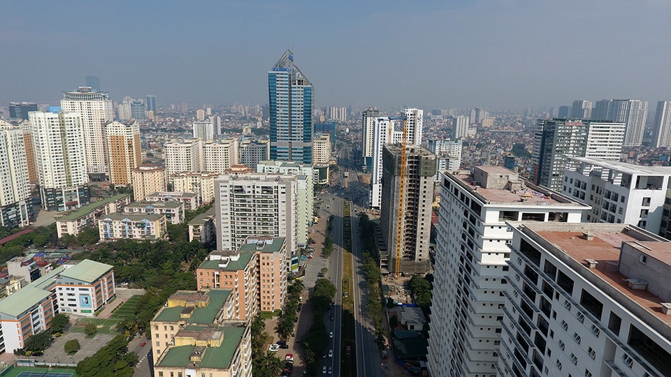 Dày đặc cao ốc bóp nghẹt trục đường hướng tâm Hà Nội - 9
Một khu vực dày đặc nhà cao tầng trên trục đường Lê Văn Lương - Tố Hữu.