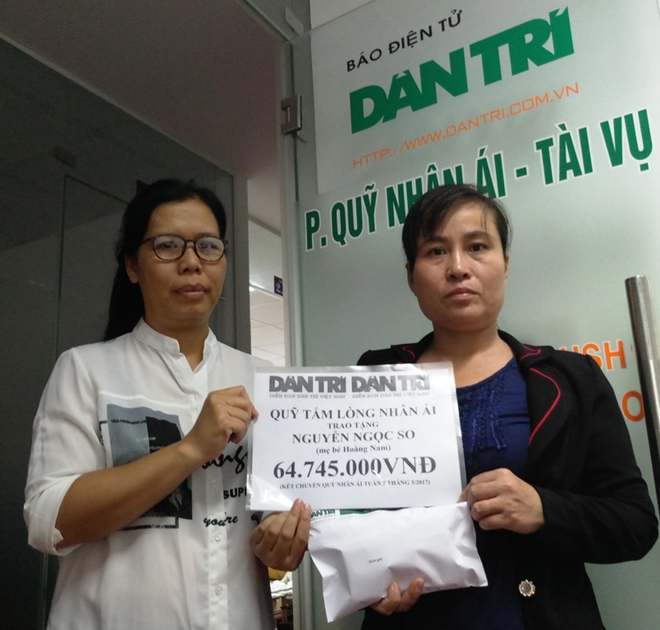Hơn 64 triệu đồng đến với gia đình bé Hoàng Nam - 1
Nhà báo Lý Thị Toàn Thắng, Trưởng văn phòng đại diện báo Dân trí tại TPHCM trao quà Nhân ái đến chị So
