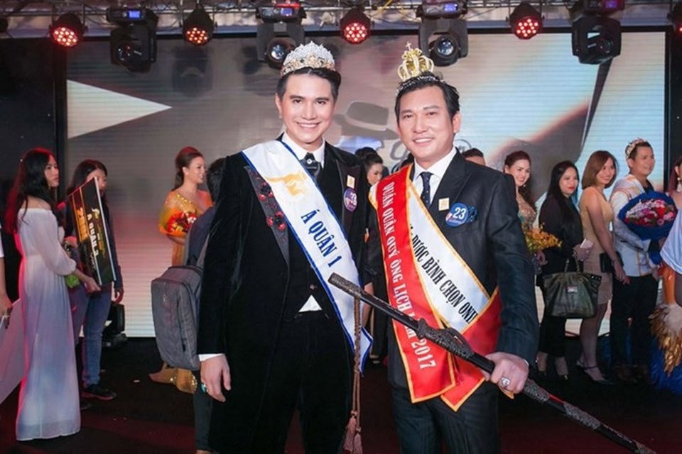 MC Vũ Mạnh Cường trần tình vụ đội vương miện nhận giải... quý ông khiến dân mạng "cười ngất" - 1 Hình ảnh Quán quân Phạm Thanh Phong (phải) và Á quân 1 Vũ Mạnh Cường (trái) đầu đội vương miện bị ném đá dữ dội trên mạng xã hội vì kém nam tính.