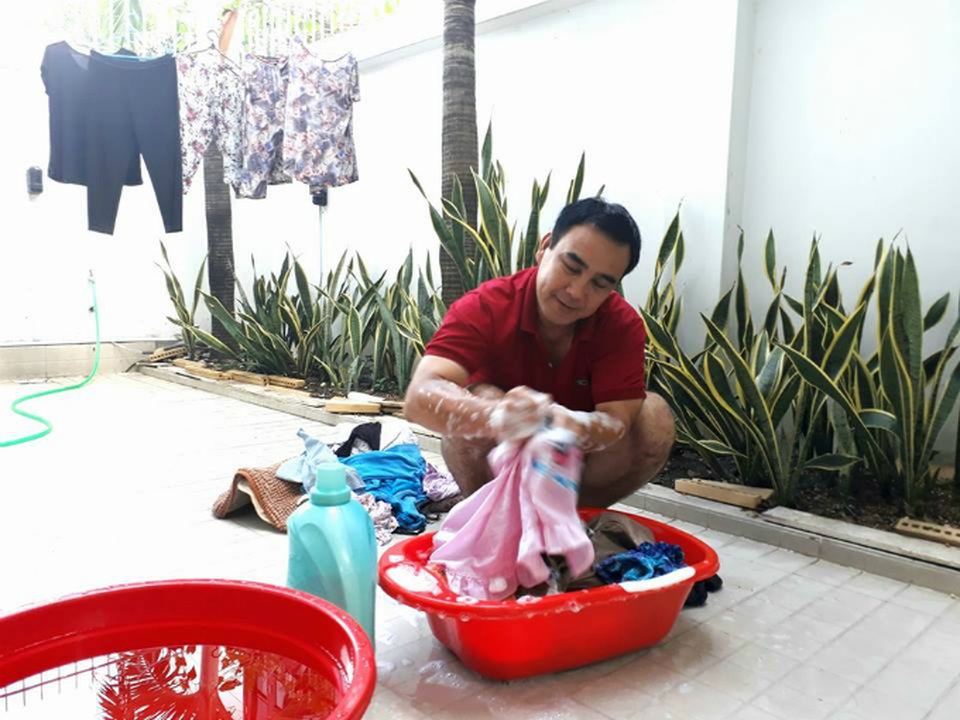 Angela Phương Trinh khoe ảnh “giường chiếu”; Trấn Thành cùng vợ "du hí" Hàn Quốc - 8 Sau những chuyện ồn ào từ chương trình Cánh Diều, Quyền Linh trở về với gia đình cùng trong vai trò người đàn ông chăm chỉ. Bất ngờ nhất khi anh chia sẻ cảnh giặt đồ bằng tay cho cả nhà. Nam diễn viên ghi dòng status: Nhiệm vụ này là bình yên nhất.