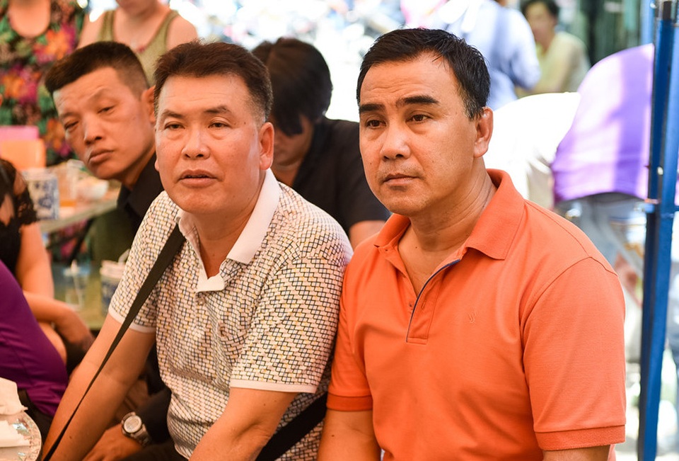 Nghệ sĩ hài Hữu Nghĩa và Quyền Linh đến viếng nghệ sĩ Khánh Nam, cả hai nghệ sĩ đều dành nhiều lời khen về cách sống và cách làm nghề của nghệ sĩ Khánh Nam