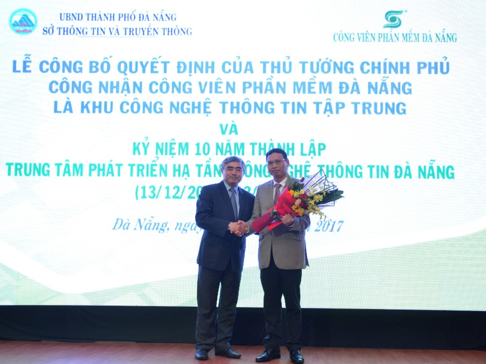 Công viên Phần mềm Đà Nẵng được Chính phủ công nhận là Khu CNTT tập trung - 1 Thứ trưởng Bộ Thông tin - Truyền thông Nguyễn Hồng Minh thừa ủy quyền trao quyết định của Thủ tướng Chính phủ công nhận Công viên Phần mềm Đà Nẵng là Khu Công nghệ thông tin tập trung cho Phó Chủ tịch UBDN TP Đà Nẵng Hồ Kỳ Minh