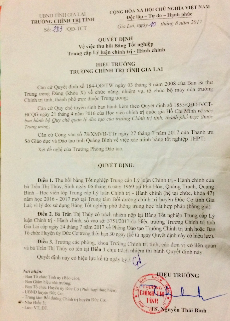 Chủ tịch hội phụ nữ dùng bằng giả đi học, bị thu bằng thật - 1
Quyết định thu hồi bằng tốt nghiệp Trung cấp lý luận Chính trị - Hành chính của bà Thủy