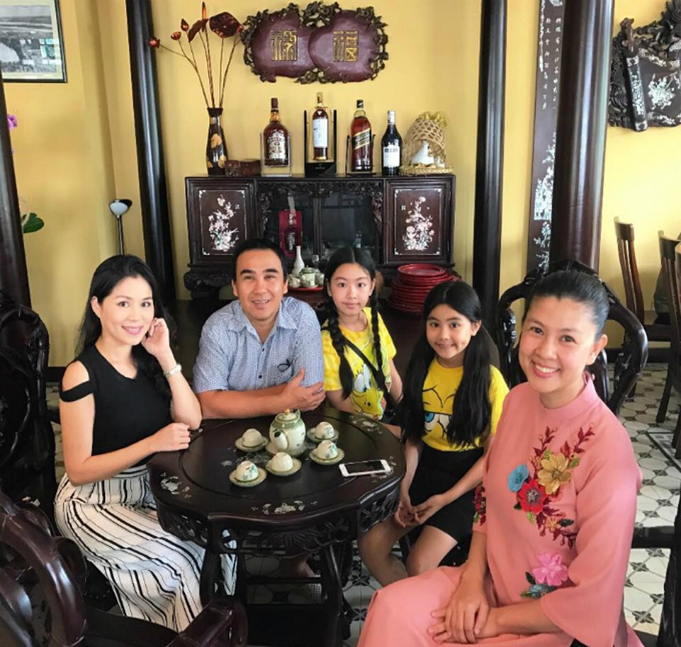 Bảo Thanh kỷ niệm ngày cưới; Trấn Thành "giả gái" quyến rũ đến... giật mình - 14 Quyền Linh dẫn cả gia đình đến quán ăn ủng hộ người mẫu Kim Thư