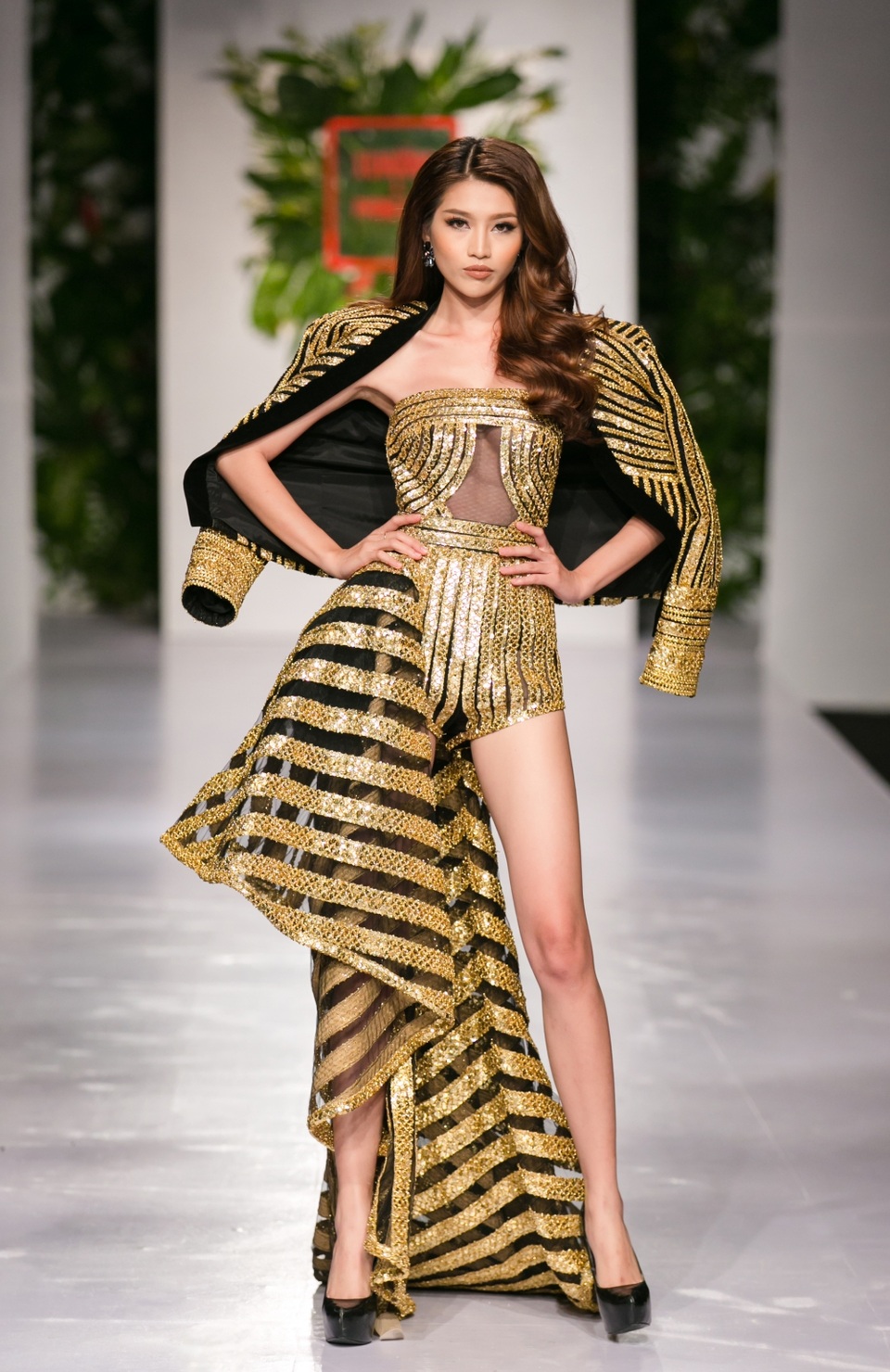 Chế Nguyễn Quỳnh Châu khoe vòng một gợi cảm trên sàn catwalk - 11 Chế Nguyễn Quỳnh Châu khoe vòng một gợi cảm trên sàn catwalk - 11