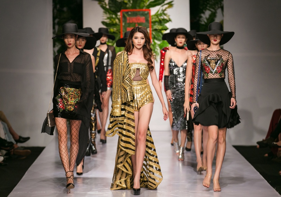 Chế Nguyễn Quỳnh Châu khoe vòng một gợi cảm trên sàn catwalk - 9 Chế Nguyễn Quỳnh Châu khoe vòng một gợi cảm trên sàn catwalk - 9