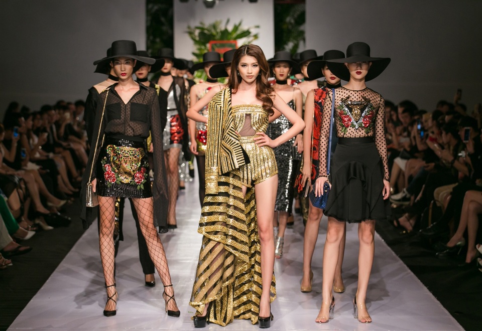 Chế Nguyễn Quỳnh Châu khoe vòng một gợi cảm trên sàn catwalk - 8 Chế Nguyễn Quỳnh Châu khoe vòng một gợi cảm trên sàn catwalk - 8