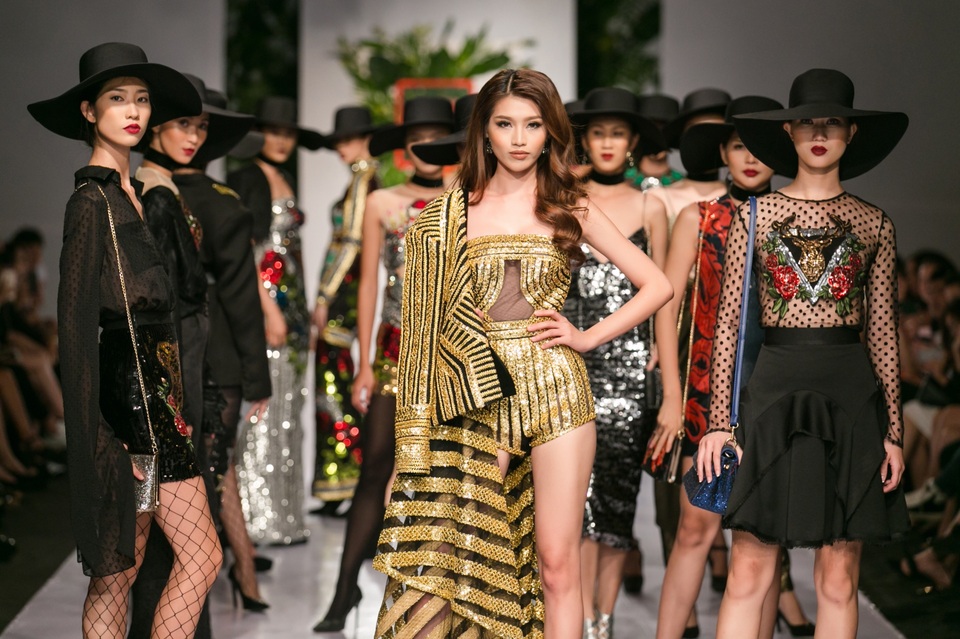 Chế Nguyễn Quỳnh Châu khoe vòng một gợi cảm trên sàn catwalk - 7 Chế Nguyễn Quỳnh Châu khoe vòng một gợi cảm trên sàn catwalk - 7