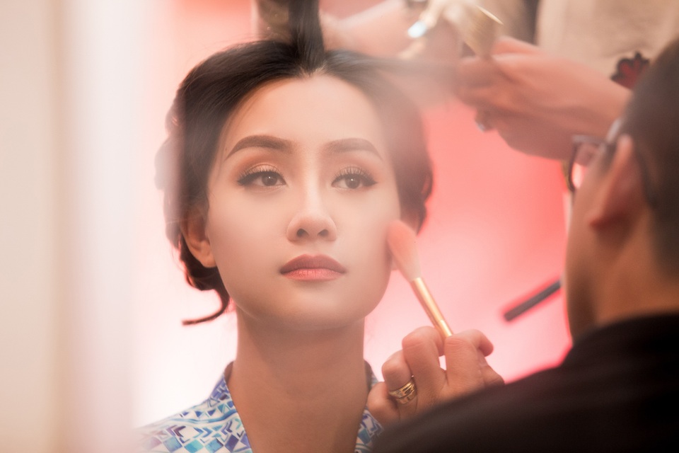 Xen kẽ giữa 2 tập, tôi chỉ có khoảng 30 phút để thay đổi cách make-up, làm tóc, trang phục, đồng thời chuẩn bị kịch bản, cô nói.