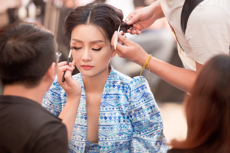 Sau đó, cô làm việc tại Đài truyền hình Việt Nam với vai trò MC, biên tập cho các chương trình về kinh tế, thời sự, chính trị, trong đó có 3 năm dẫn Bản tin Thời sự của VTV4 (kênh truyền hình đối ngoại). 3 năm gần đây, Quỳnh Chi chuyển hướng sang dẫn các bản tin, chương trình về Thể thao.