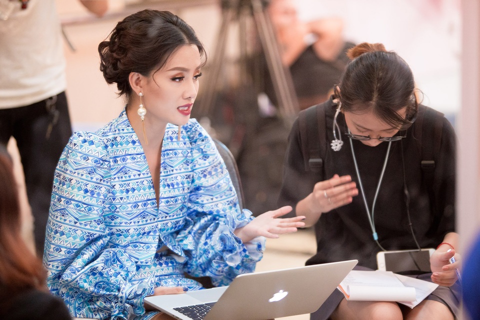 Khi được hỏi về việc dẫn cùng “đàn anh” Nguyên Khang, Quỳnh Chi tâm sự, Nguyên Khang là một người hoạt ngôn nhưng tính tình lại rất nhẹ nhàng. Cô và anh từng kết hợp khi đảm nhận vai trò MC cho lễ trao giải Cống hiến 2017 nên cả hai dễ dàng ăn ý. Với kinh nghiệm dẫn gameshow nhiều năm, Nguyên Khang cũng chỉ cho cô những bí quyết để luôn có hình ảnh tràn ngập năng lượng trên sân khấu và cách xử lý một vài tai nạn nhỏ trong khi đang tác nghiệp.