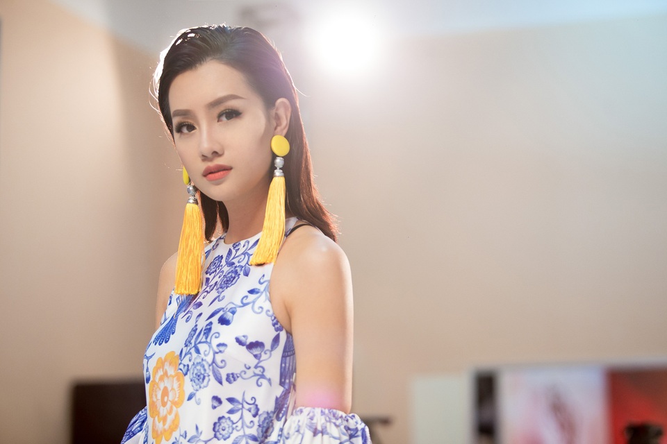 Từ một BTV Thể thao của VTV, Quỳnh Chi đã có bước chuyển mình khi đảm nhận vai trò MC cho cuộc thi The Remix New Generation. Khác với hình ảnh một biên tập viên thể thao nghiêm túc và chỉn chu trên sóng truyền hình đã nhiều năm nay, trên sân khấu cuộc thi âm nhạc, cô khiến khán giả ngạc nhiên về tính cách năng động và hoạt bát của mình.