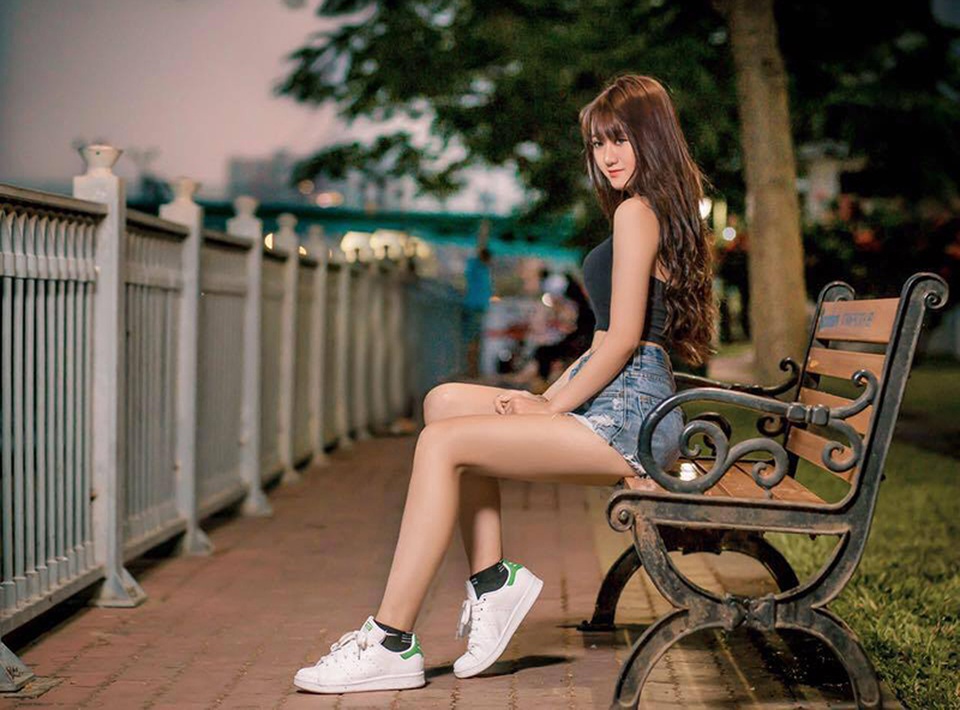 Ảnh nữ sinh xinh đẹp ngồi uống nước cũng... hút 50.000 "like" - 7 Cô luôn biết cách khoe khéo 3 vòng hoàn hảo của mình bằng những trang phục bó sát nhưng vẫn trẻ trung, năng động.