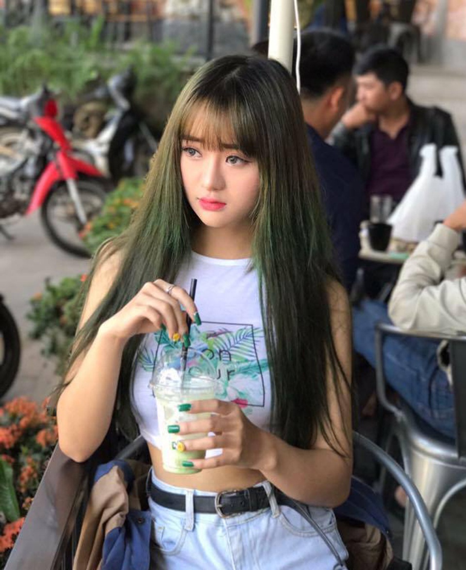 Ảnh nữ sinh xinh đẹp ngồi uống nước cũng... hút 50.000 "like" - 6 Quỳnh cũng là một khá thời thượng, thích theo đuổi những mốt thời trang mới.